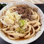 手打ち 山もとうどん - 肉うどん中@¥750
着丼した絵(ワカメは付いてきません)