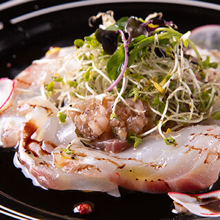 鮮度抜群！港直送の鮮魚で仕上げる「カルパッチョ」は必食◎