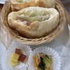 カフェ レコンフォール - ポケットサンド(厚切りソーセージとチーズと蜂蜜黒胡椒)