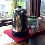 悟空茶荘 - 各席にポット完備