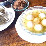 悟空茶荘 - 美味しすぎ！！！　桂花香茶湯圓（600円）キンモクセイの香るシロップに黒ゴマ・ピーナツ餡の入った冷たい白玉デザート