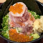 海鮮どんぶり 銀はち - 海鮮丼専門店 銀はち 銀座店 ご飯少な目でお願いした 銀座マウンテン丼（上）