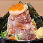 海鮮どんぶり 銀はち - 海鮮丼専門店 銀はち 銀座店 ご飯少な目でお願いした 銀座マウンテン丼（上）横からの眺め