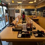 海鮮どんぶり 銀はち - 海鮮丼専門店 銀はち 銀座店 変形U字型カウンター席が配される店内