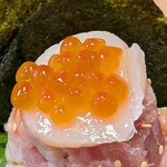 海鮮どんぶり 銀はち - 海鮮丼専門店 銀はち 銀座店 銀座マウンテン丼（上）頂上のホタテとイクラ