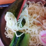 幸楽苑 - 海苔で巻く