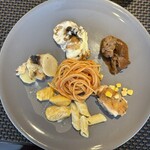 ブッフェダイニングシェフズレシピ - 中央に魚介のフェデリーニ。時計回りに蝦夷鹿のラザニア、牛肉のワイン蒸し、マリネチキンのグリル、ズッキーニのペンネ、カボチャのニョッキ、メカジキのグリル