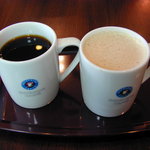 エクセルシオールカフェ - コーヒー(左)とロイヤルミルクティー(右)