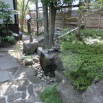 ブラジル屋 - 庭にはししおどし？が