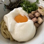 ラーメン イッケン - メレンゲ、黄身、角切りチャーシュー、黒バラ海苔、ネギが乗ってます。