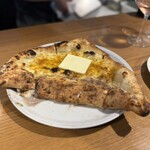 ピッツェリア トラットリア ダ オカピート - 発酵バターとカラスミのピッツァ&アマレーナチェリーとゴルゴンゾーラのピッツァの包み焼き