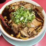 新福菜館 本店 - 中華そば並900円。醤油のコクが前面に出ながらも全体のバランスがとても良い。これは何度でも食べたい。