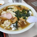 東栄楼 - ワンタン麺550円