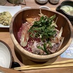こめらく たっぷり野菜とお茶漬けと。 - 丼に冷や汁、薄いカレー味のポテトサラダ風の小鉢が付き食欲をそそる構成