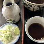 小西屋 - そばつゆ、薬味がたっぷり