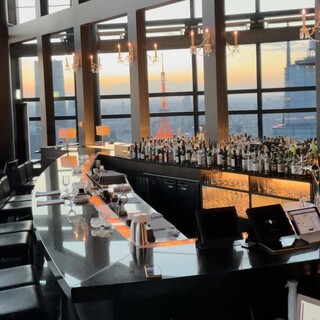 窓に背を向ける形でのシーティングになります。