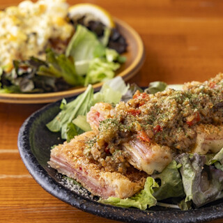 養鶏場直送の焼鳥と個性派おつまみがズラリ！