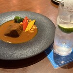 イタリアン クラシコ - 牛ほほ肉の赤ワイン煮込み1780円　　スパイシージントニック600円