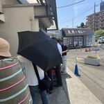 自家製麺 カミカゼ - 外待ち6人。良い時間に来れました