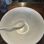 自家製麺 カミカゼ - こちらのお店でスープを残すことは出来ません。あの奥深い味わいに飲まされてしまいます。
