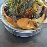 RAMEN HITONI YASASHIKU - 【カラシビ葱みそ＝スープ】