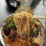 RAMEN HITONI YASASHIKU - 【カラシビ葱みそ＝中太ストレート麺】