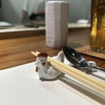 板前焼とり 成海 - 箸置きが、こちらのシャボーン鶏みたいで可愛かった