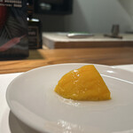 板前焼とり 成海 - 箸休めと間違えた、前菜のマンゴー。掛かったリキュールはお酒としても飲めるって。
