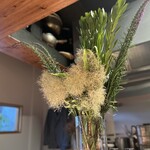 板前焼とり 成海 - この子達にも癒されました。旦過市場のお花屋さんで、大将ご自身が買われて生けられてるそうです。