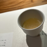 板前焼とり 成海 - グルタミン酸、イノシン酸、コハク酸入りの出汁スープ。大将自らお料理の説明を丁寧にしてくださいます。