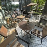 タリーズコーヒー - コチラはテラス席。少し暑いけど日陰を探して…