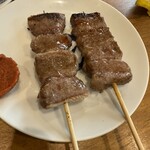 もつ焼 かど - 左　上たん、右　はらみ