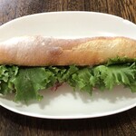 すずの木ベーカリー - マスタードが絶妙のパストラミビーフサンド