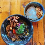 スープカリー 藍色 - 紅葉色（木の子尽くし・スパイシーなめ茸付き）