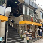 パスタバル MiKiYA's - 外観(お店は2階)