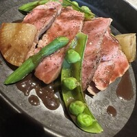 肉割烹 SHUN - 山形県産、肩ロース、豚肉のグリエ。塩、麹と赤ワインソース。塩麹でお肉がかなり柔らかく、赤ワインも夏と言う季節柄かさっぱりとしたイノベーティブ的なソースでした。