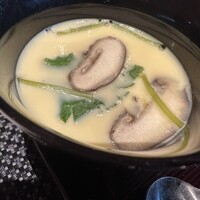 肉割烹 SHUN - 椎茸と三つ葉の茶碗蒸し。大きすぎず、適切なサイズ感で安定の美味しさです。