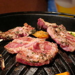 なまらむーちょ - ロース香草焼き調理中