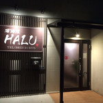 居酒屋 HALU - ビル（白い建物）の1階です