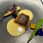 芦屋モノリス - お魚にしたので、スズキのポワレ。サフランのクリームソース。