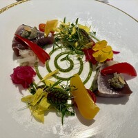 芦屋モノリス - 前菜。鰹に焼き茄子のピュレが載ってました。季節らしく新生姜の甘酢っぱいのも。