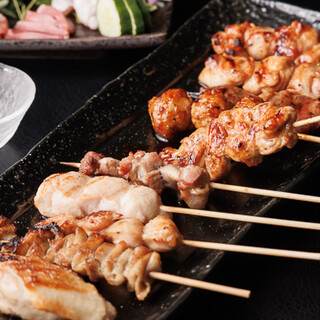 備長炭で焼き上げる焼鳥＆新鮮な朝引き鶏の刺盛り合せが自慢！