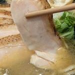 らーめん専門 和海 - 麺助鶏ムネ肉リフト。しっとりプニプニ。信じられないほどジューシー。