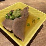 おでんと炉端 たけし - おでんの牛タンわさび！甘さが強めのアゴだしおでん美味い！信じられない柔らかさのタンのうまさに、甘い出汁とワサビの風味が間違いなくいい！一品めから必食の逸品！本日3番目に推したい！
