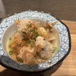 おでんと炉端 たけし - アゴだしおでんの蛸のつみれ！フワッフワのすり身に、粗くミンチした蛸の歯応えが加わり、しっかり出汁が染みて美味い！