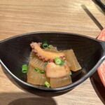 おでんと炉端 たけし - 付け出しは、大根とタコの煮付け！味が染みてて、お通しとしては、しっかりしている一皿！
