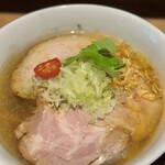 らぁ麺や 嶋 - つけ汁の表面には、三つ葉、刻みねぎ、フライドオニオンとプチトマトが♪ 美しい〜♪