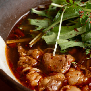 〆まで楽しめる人気の「激辛！ホルモン火鍋ラーメン」◎