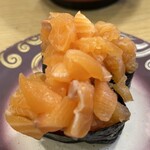 回転寿し トリトン - 「サーモンてんこ盛り軍艦」
