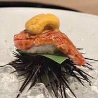 焼肉牛印 神楽坂店 - 柔らかいけどずっと噛んでられる美味しさのお肉と、ミョウバン不使用のウニで、最高クオリティの肉寿司。